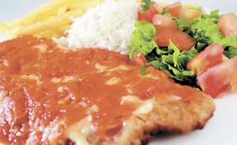 No restaurante Dia a Dia, o prato feito leva arroz, batata frita, salada e bife à parmegiana